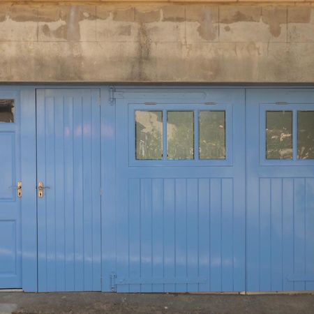 The Blue Door Apartment Bath Bilik gambar