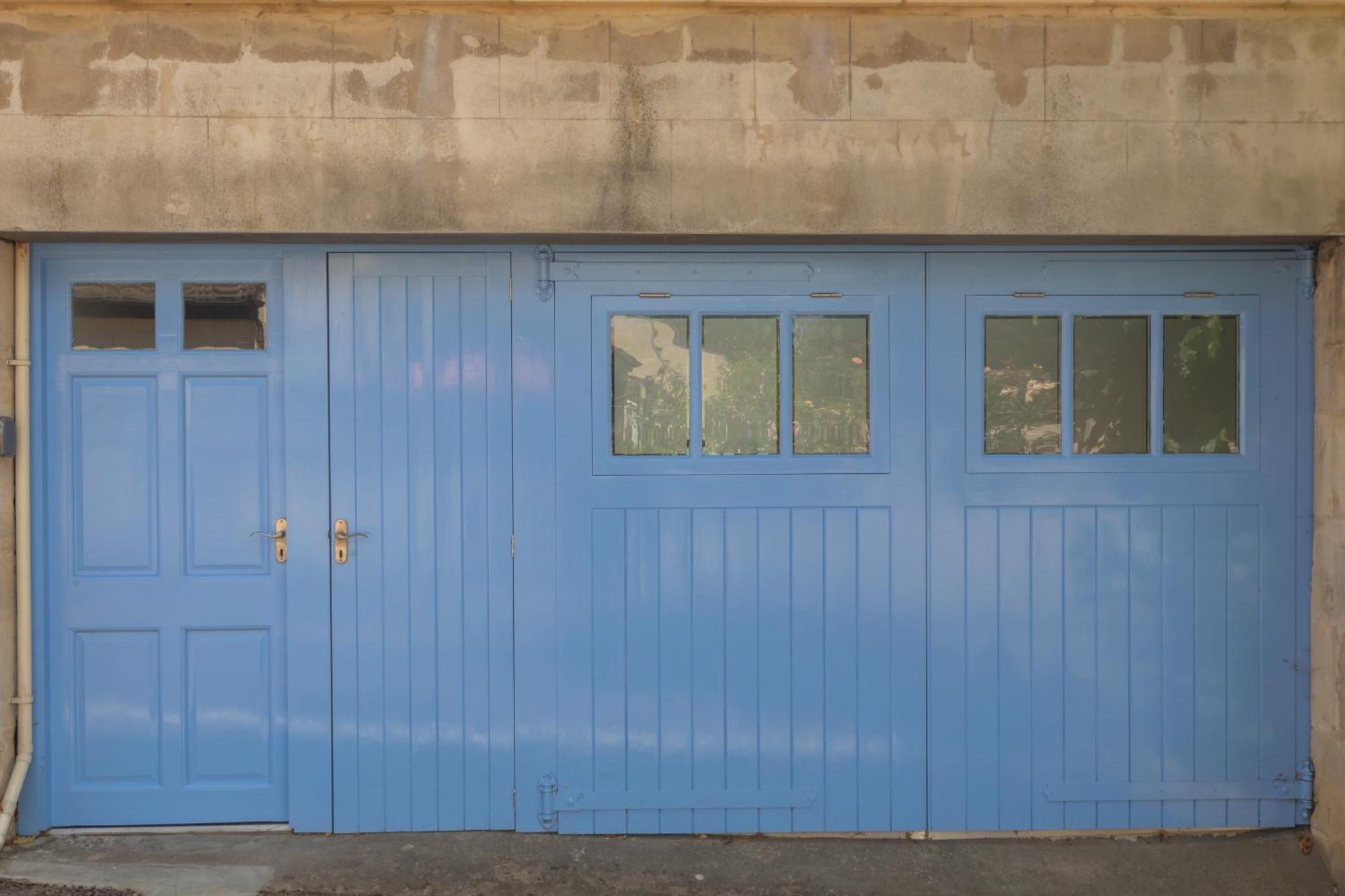 The Blue Door Apartment Bath Bilik gambar