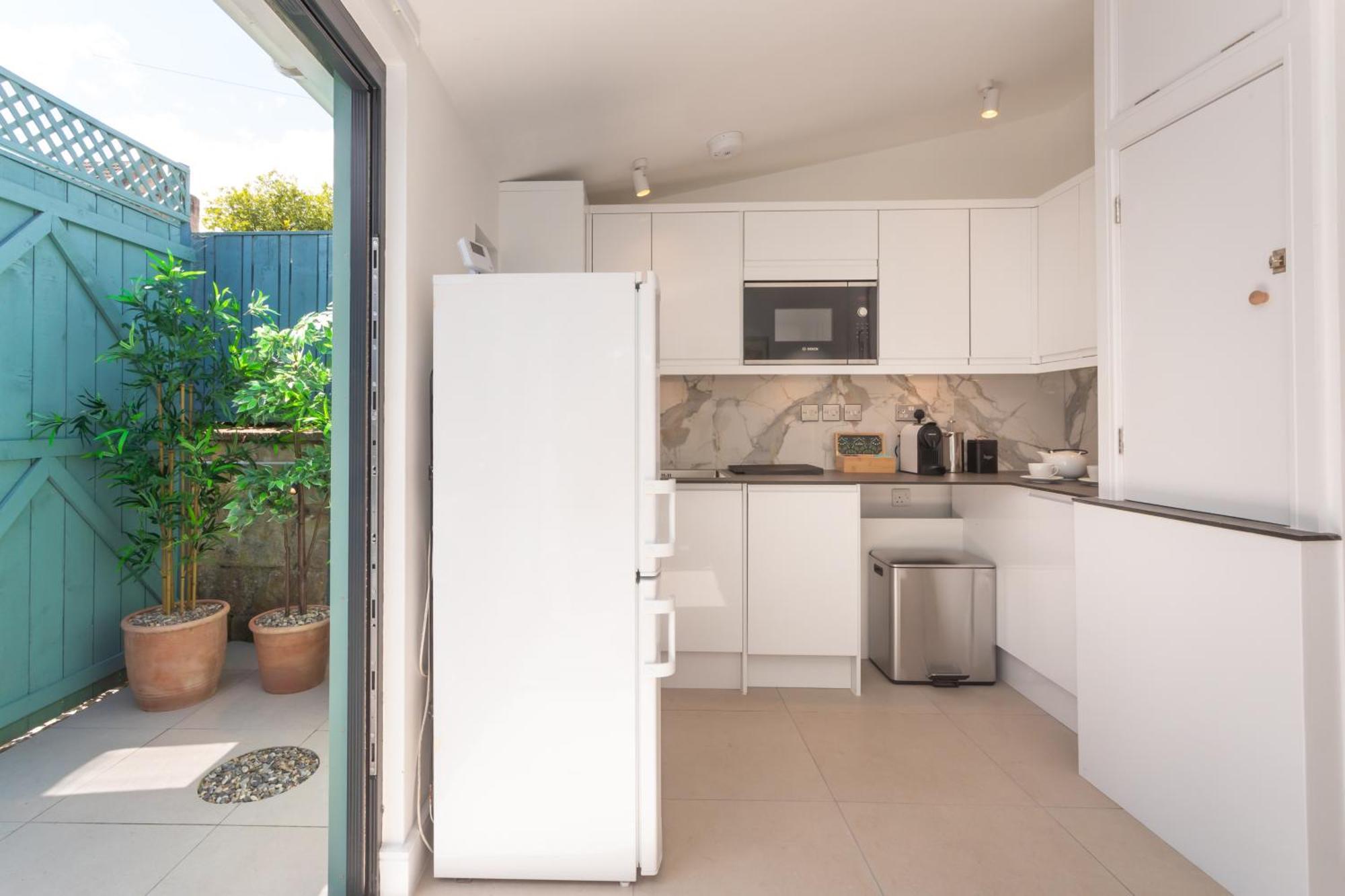 The Blue Door Apartment Bath Bilik gambar