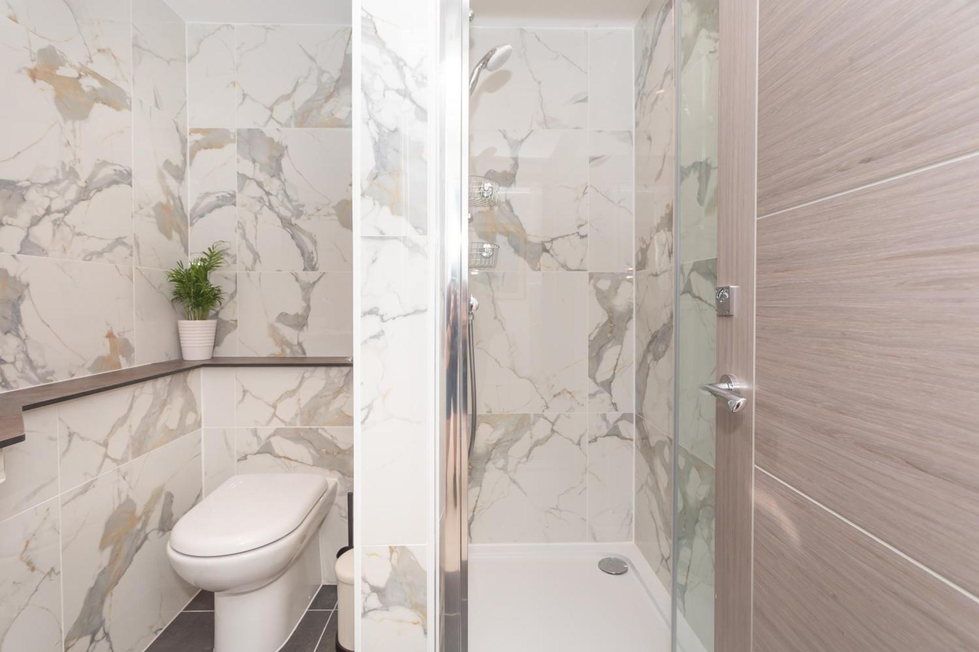 The Blue Door Apartment Bath Bilik gambar